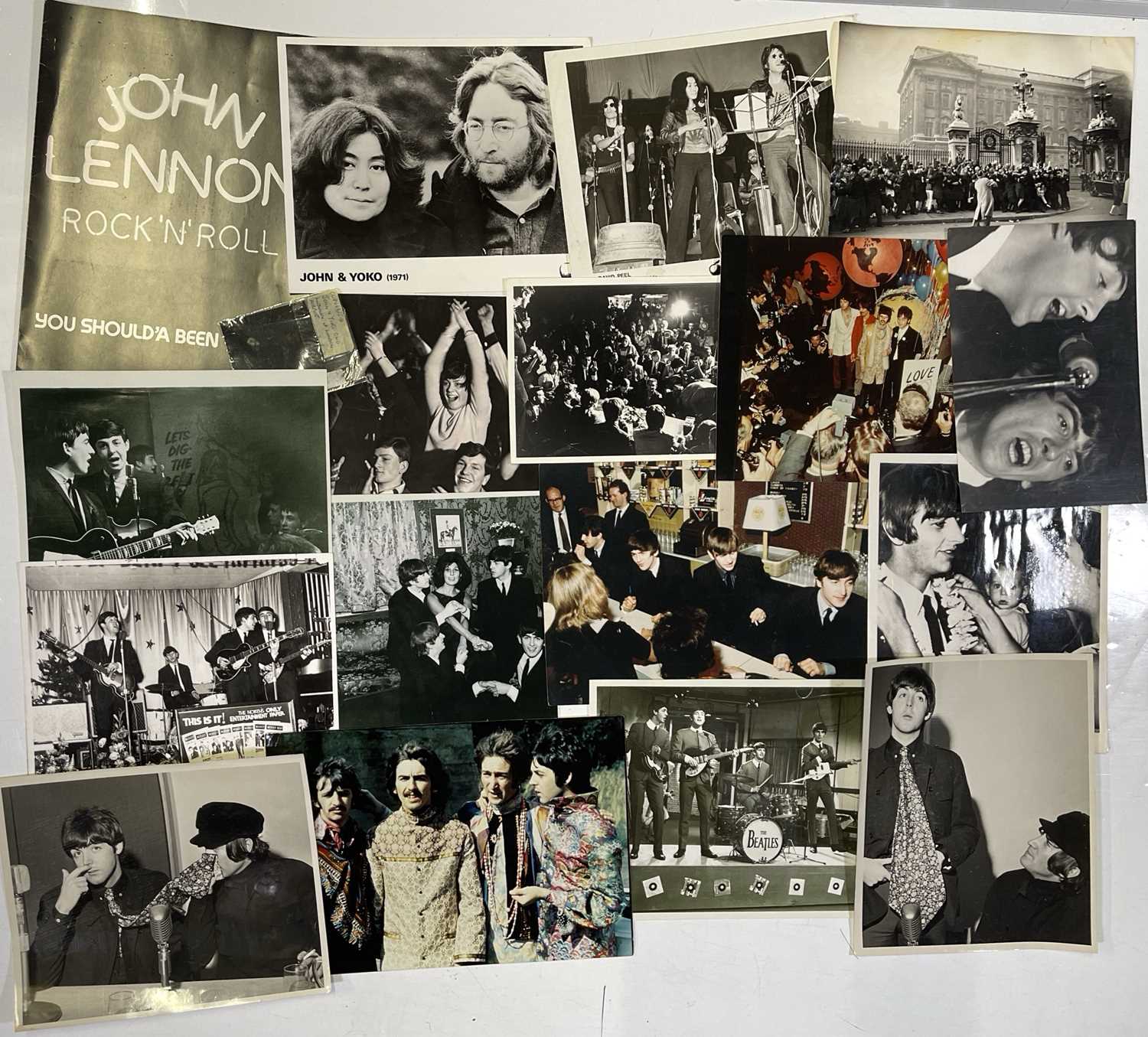 Lot 394 - THE BEATLES - PRESS PHOTOS.