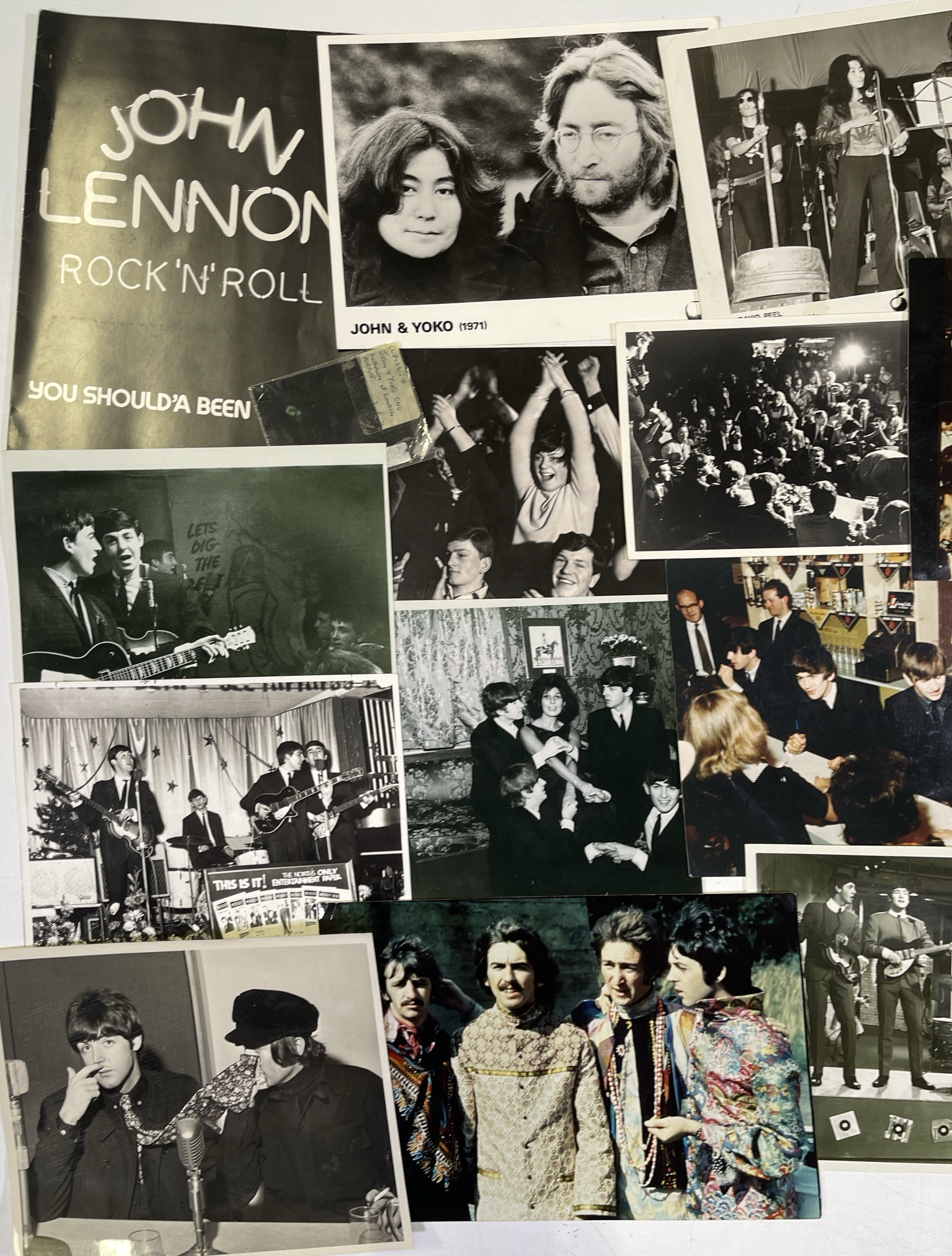 Lot 394 - THE BEATLES - PRESS PHOTOS.