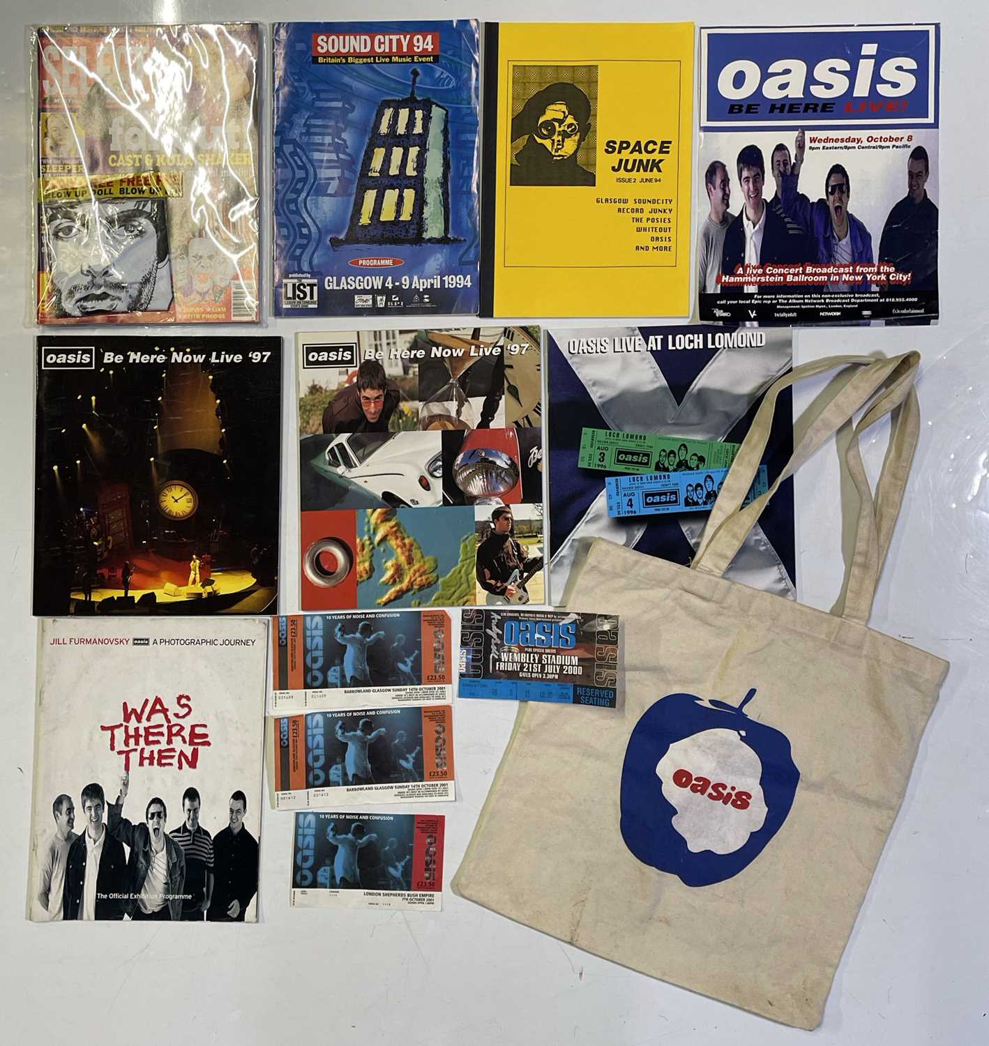 Lot 526 - OASIS - TICKETS / PROGRAMMES AND MERCHANDISE.