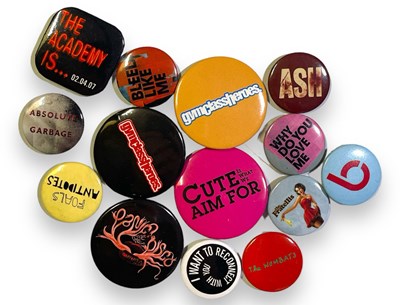 Lot 73 - LARGE COLLECTION OF INDIE / ALT PROMO ITEMS INC BADGES.