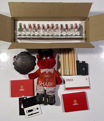 Lot 316 - OFFICIAL 1999 MANCHESTER UNITED FIGURINE SET.