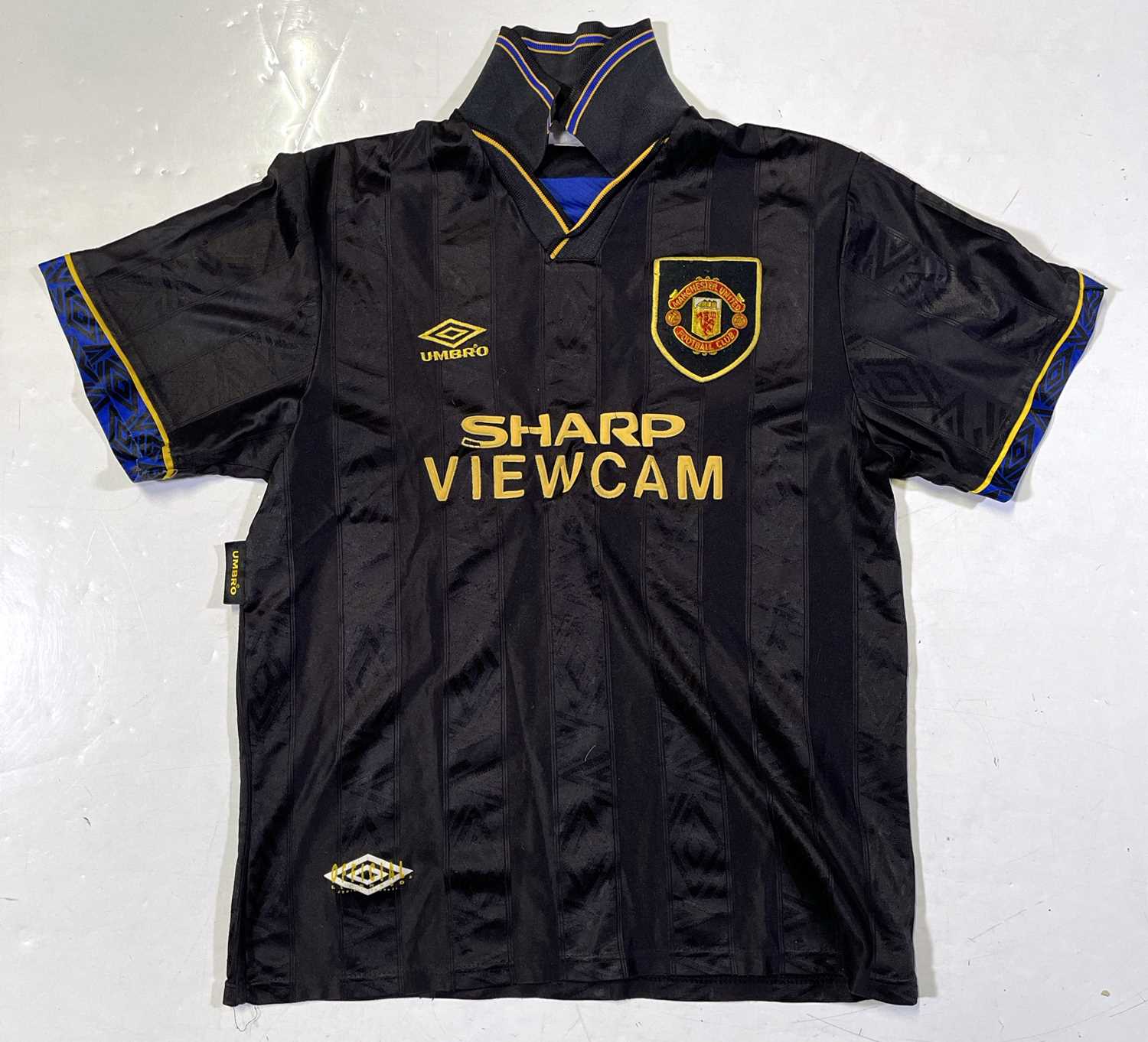 Lot 319 - MANCHESTER UNITED FOOTBALL SHIRT - AWAY KIT 1993-5.