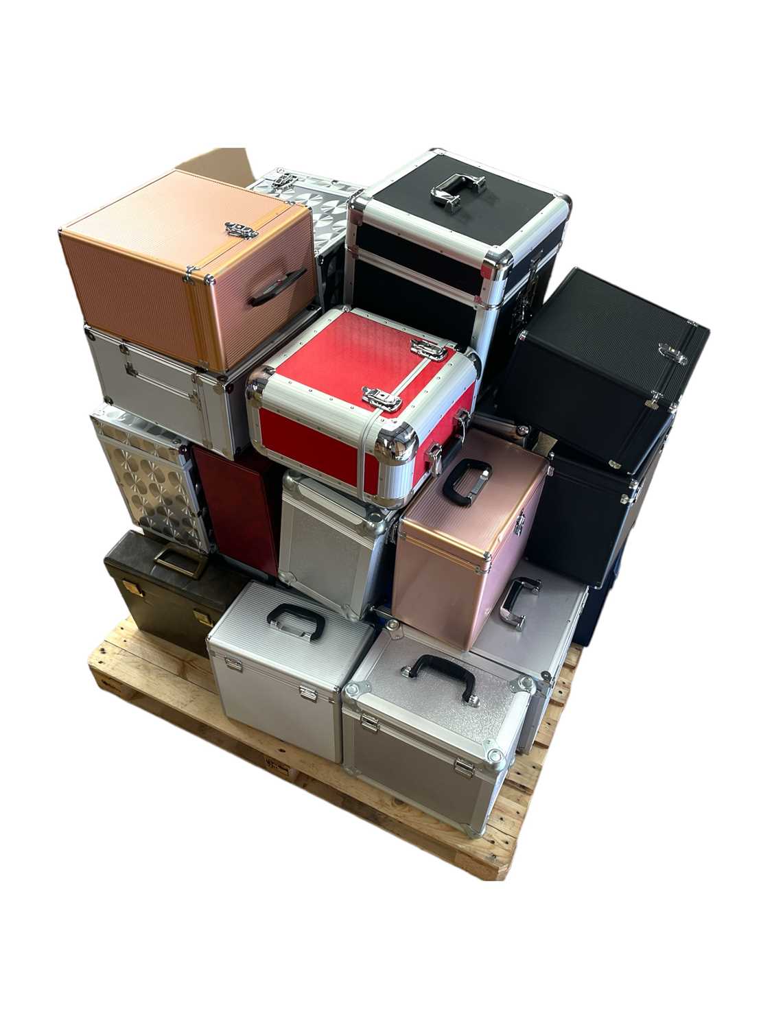 Lot 600 - APPROX 25 HEAVY DUTY RECORD CASES.