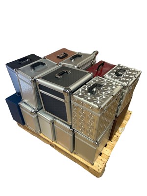 Lot 600 - APPROX 25 HEAVY DUTY RECORD CASES.