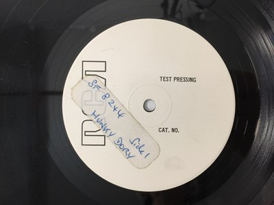 Lot 571 - DAVID BOWIE - HUNKY DORY LP (ORIGINAL UK WHITE LABEL TEST PRESSING - RCA VICTOR SF 8244).