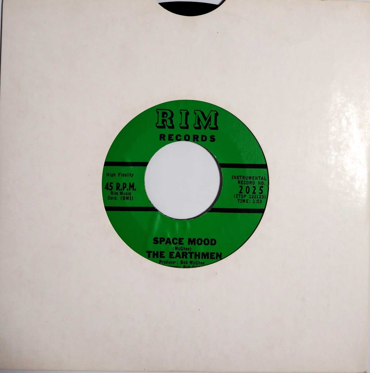 Lot 11 - THE EARTHMEN - SPACE MOOD C/W THE BOSS-FOUR - WALKIN' BY