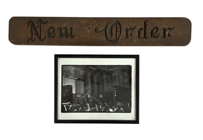 Lot 162 - DRESSING ROOM SIGN AND PHOTO FROM BERKELEY 1987 GIG