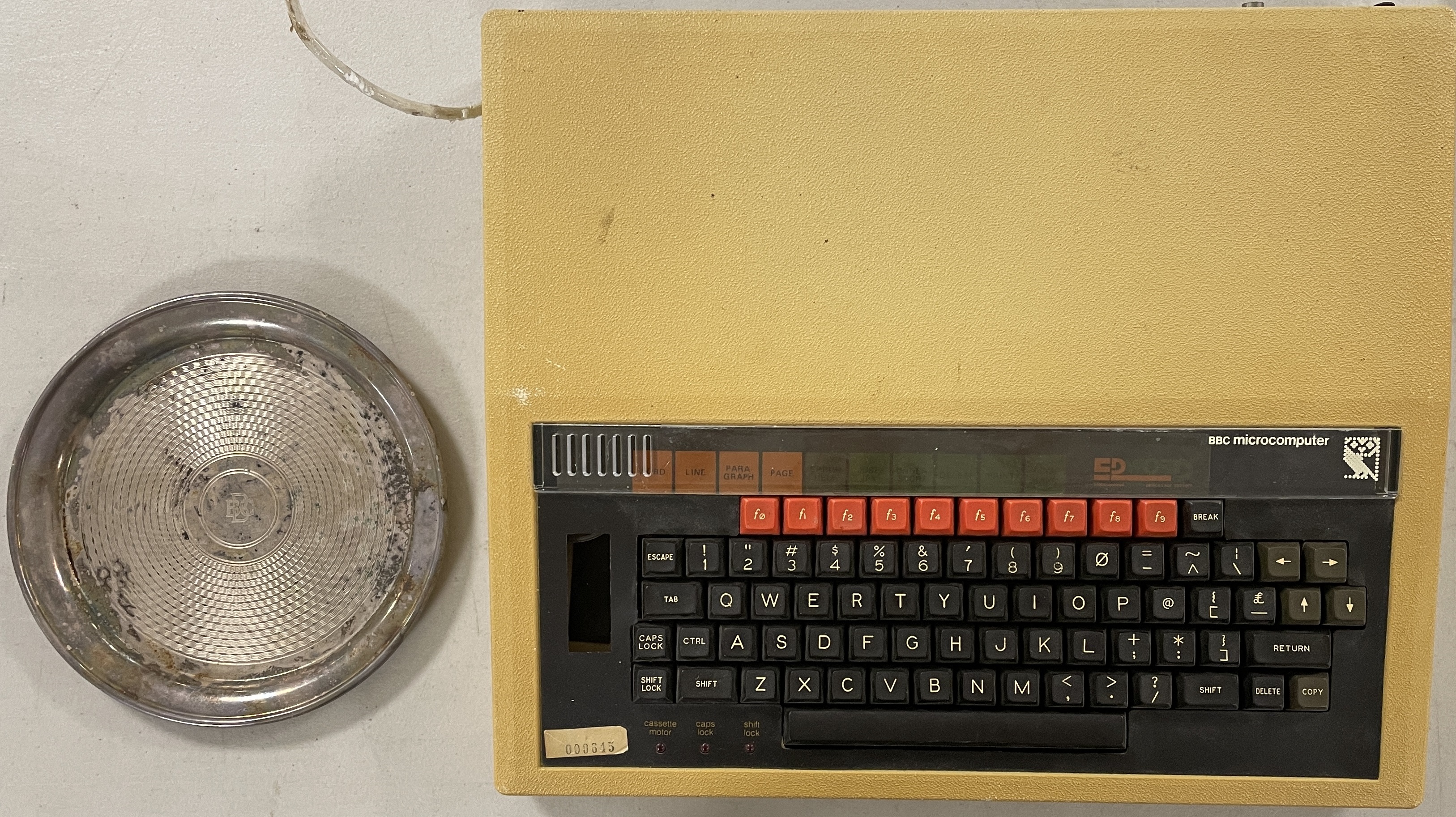 Bbc Microprocessor Chip Lot 107 - BBC MICROCOMPUTER AND PLATE.