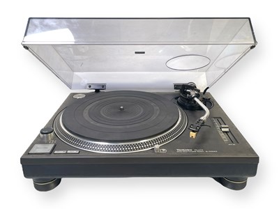 Lot 43 - TECHNICS SL-1210 MK2 TURNTABLE.