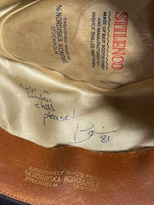 Lot 585 - DAVID BOWIE - OWNED AND EXTENSIVELY WORN HAT - SIGNED BY BOWIE - 1981 CAPITOL RADIO COMPETITION PRIZE.