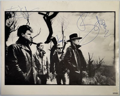 Lot 401 - U2 - A FULLY SIGNED PHOTO.