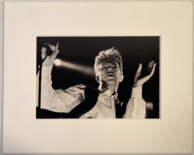 Lot 592 - DAVID BOWIE - SIGNED LIMITED EDITION PHOTO PRINT.