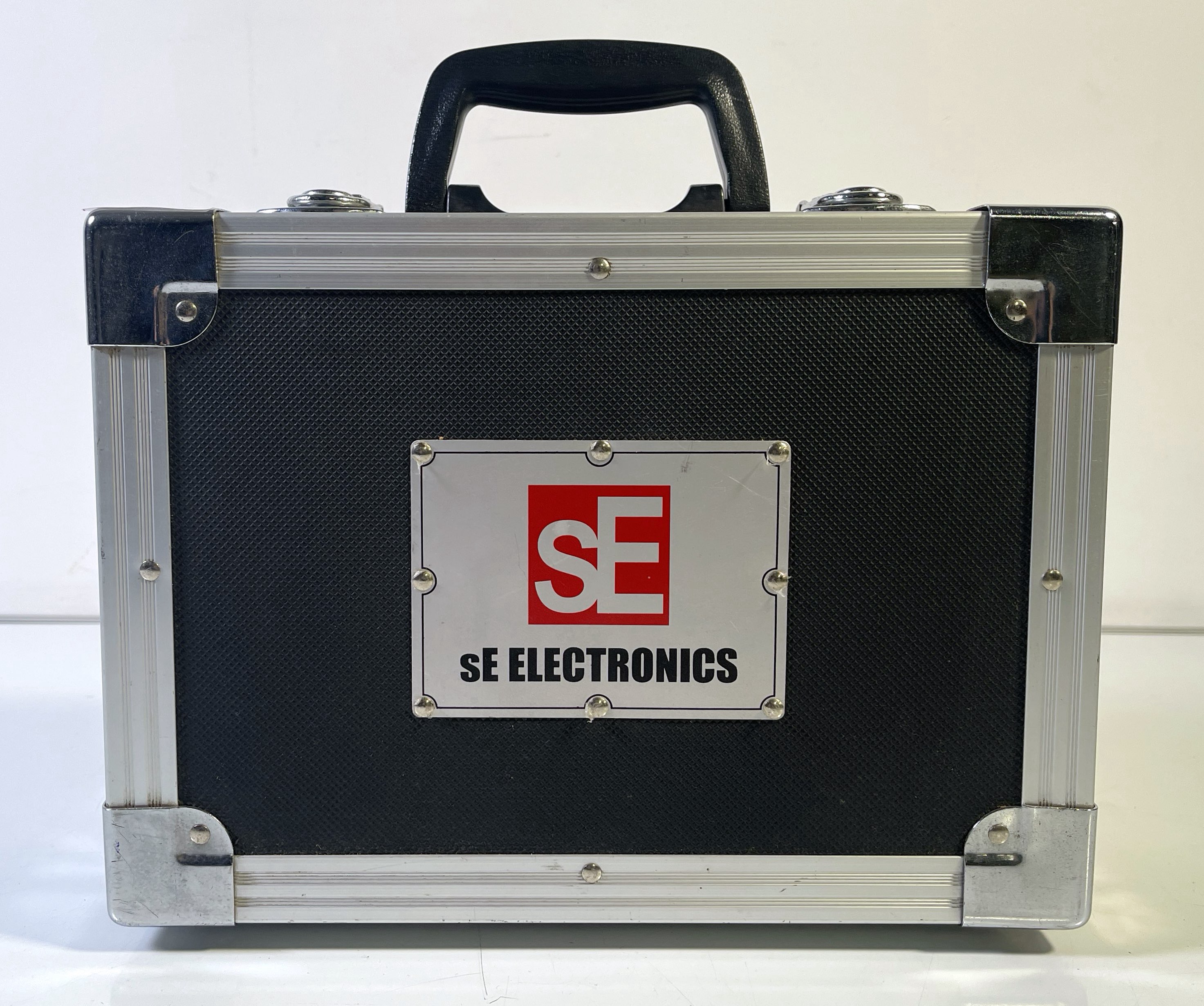 Lot 29 - SE ELECTRONICS R1 RIBBON MICROPHONE.