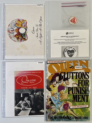 Lot 475 - QUEEN - BADGE / PROGRAMME OWNED BY JOHN DEACON.