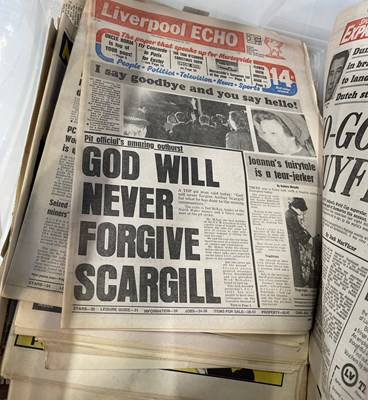 Lot 452 - THE BEATLES - NEWSPAPER HEADLINES ETC.