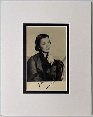 Lot 147 - VIVIEN LEIGH SIGNED VINTAGE IMAGE.