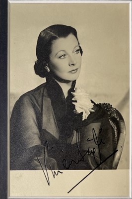Lot 147 - VIVIEN LEIGH SIGNED VINTAGE IMAGE.