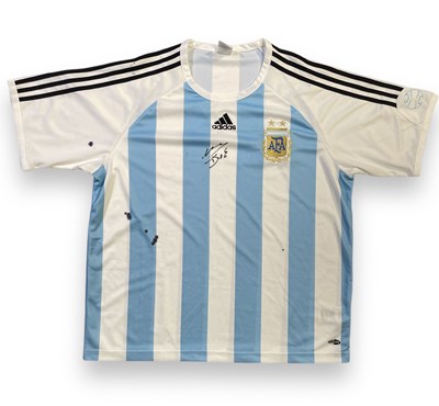 Lot 398 - FOOTBALL MEMORABILIA - DIEGO MARADONA SIGNED ARGENTINA SHIRT. one box 0.2kg