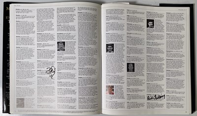 Lot 403 - FOOTBALL MEMORABILIA - MULTI SIGNED MANCHESTER UNITED ENCYCLOPEDIA / GEORGE BEST SIGNED.