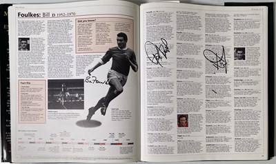Lot 403 - FOOTBALL MEMORABILIA - MULTI SIGNED MANCHESTER UNITED ENCYCLOPEDIA / GEORGE BEST SIGNED.