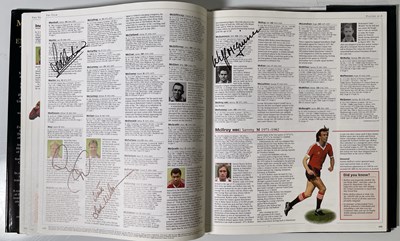Lot 403 - FOOTBALL MEMORABILIA - MULTI SIGNED MANCHESTER UNITED ENCYCLOPEDIA / GEORGE BEST SIGNED.