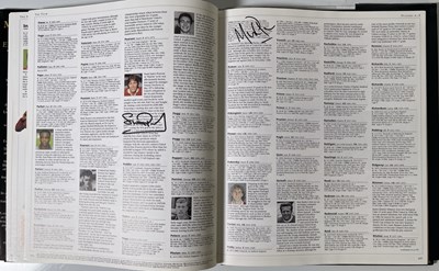 Lot 403 - FOOTBALL MEMORABILIA - MULTI SIGNED MANCHESTER UNITED ENCYCLOPEDIA / GEORGE BEST SIGNED.