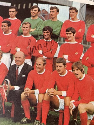 Lot 403 - FOOTBALL MEMORABILIA - MULTI SIGNED MANCHESTER UNITED ENCYCLOPEDIA / GEORGE BEST SIGNED.