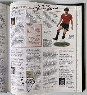Lot 403 - FOOTBALL MEMORABILIA - MULTI SIGNED MANCHESTER UNITED ENCYCLOPEDIA / GEORGE BEST SIGNED.