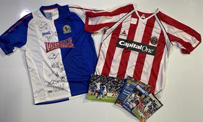 Lot 402 - FOOTBALL MEMORABILIA - ASSORTED SIGNED ITEMS.