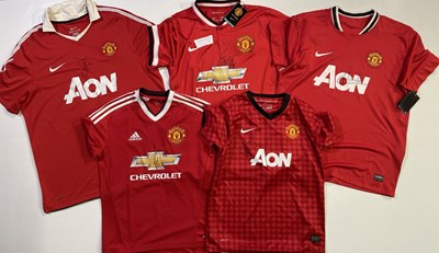 Lot 415 - FOOTBALL MEMORABILIA - MANCHESTER UNITED SIGNED SHIRT COLLECTION.