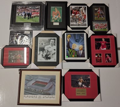 Lot 423 - MANCHESTER UNITED - FRAMED AND DISPLAYS.