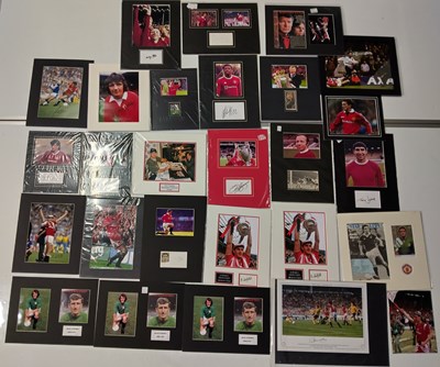 Lot 435 - FOOTBALL MEMORABILIA - MANCHESTER UNITED - SIGNED ITEMS.