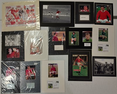 Lot 2430437 - FOOTBALL MEMORABILIA - MANCHESTER UNITED SIGNED ITEMS.