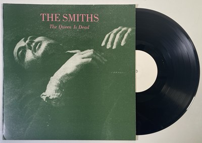 Lot 31 - THE SMITHS - THE QUEEN IS DEAD LP (ORIGINAL UK WHITE LABEL TEST PRESSING LP WITH PROOF SLEEVE AND INNERS - ROUGH 96)