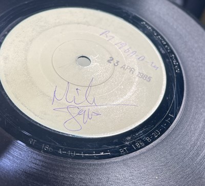 Lot 46 - THE SMITHS - THAT JOKE ISN'T FUNNY ANYMORE 7" (ORIGINAL UK WHITE LABEL TEST PRESSING - MIKE JOYCE SIGNED - RT 186)