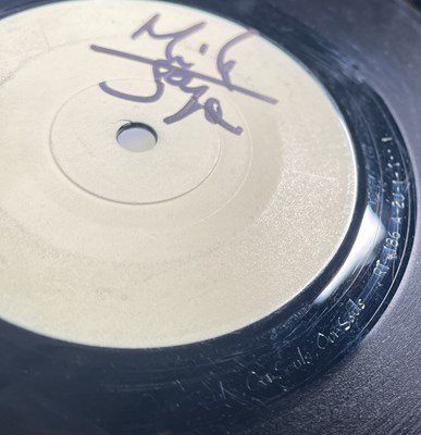 Lot 46 - THE SMITHS - THAT JOKE ISN'T FUNNY ANYMORE 7" (ORIGINAL UK WHITE LABEL TEST PRESSING - MIKE JOYCE SIGNED - RT 186)