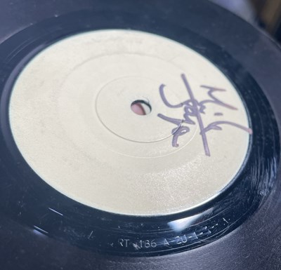 Lot 46 - THE SMITHS - THAT JOKE ISN'T FUNNY ANYMORE 7" (ORIGINAL UK WHITE LABEL TEST PRESSING - MIKE JOYCE SIGNED - RT 186)