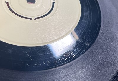 Lot 61 - SANDIE SHAW - HAND IN GLOVE 7" (ORIGINAL UK WHITE LABEL TEST PRESSING - SIGNED - RT 130)
