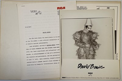 Lot 442 - DAVID BOWIE - PRESS / PROMO PHOTOS AND PRESS PACK.