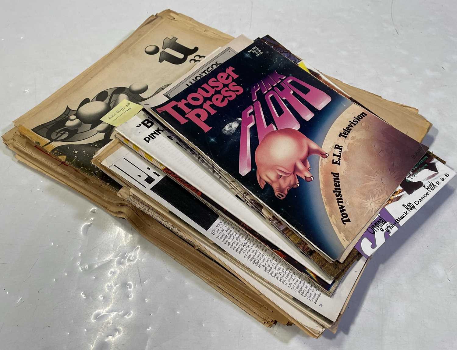 Lot 451 - PINK FLOYD - MUSIC PRESS CUTTINGS / ZINES ETC.