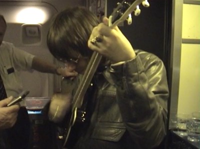 Lot 521 - OASIS - LIAM GALLAGHER PLAYED PIGNOSE GUITAR - VIDEO PROOF.