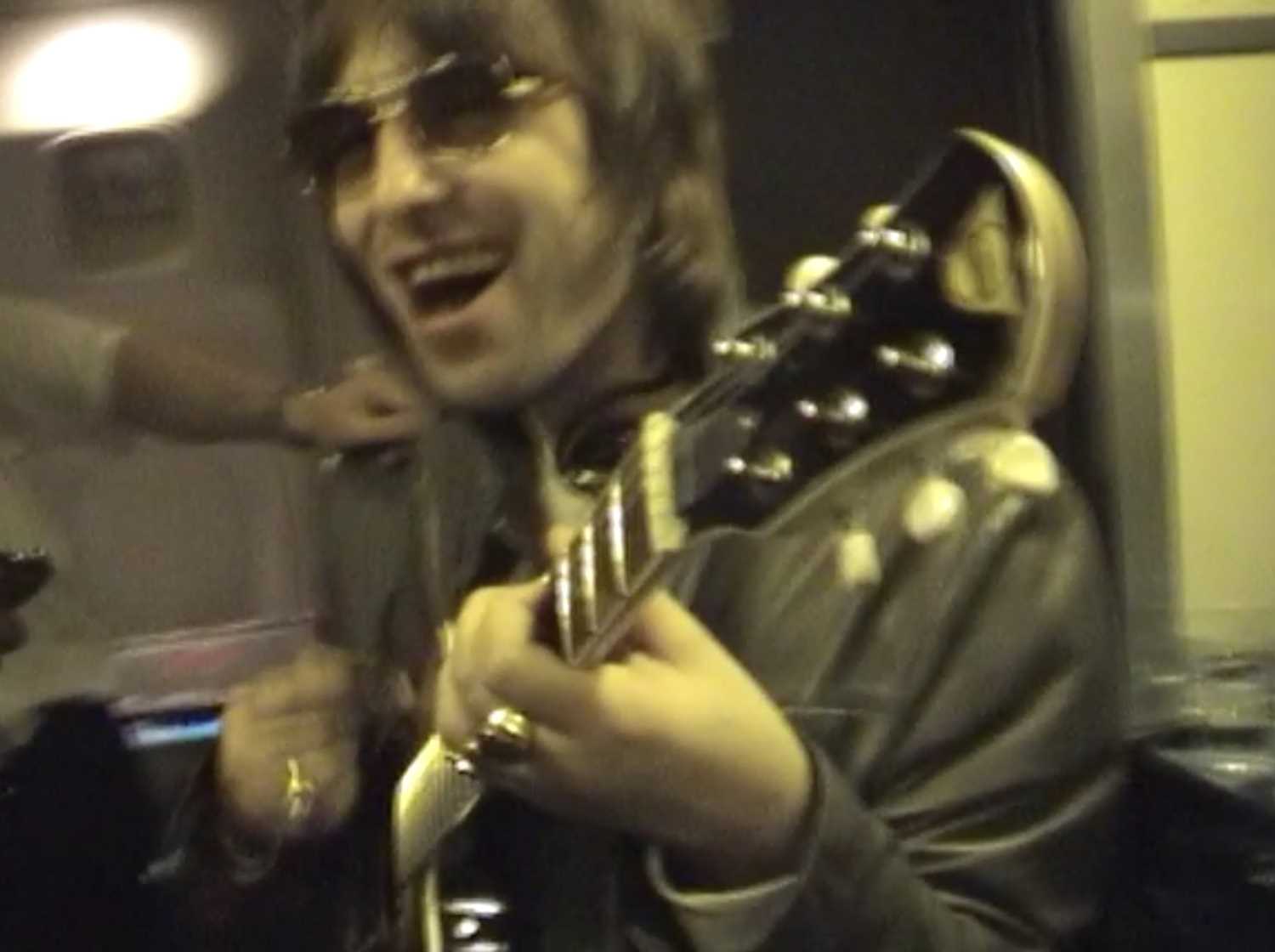 Lot 521 - OASIS - LIAM GALLAGHER PLAYED PIGNOSE GUITAR - VIDEO PROOF.