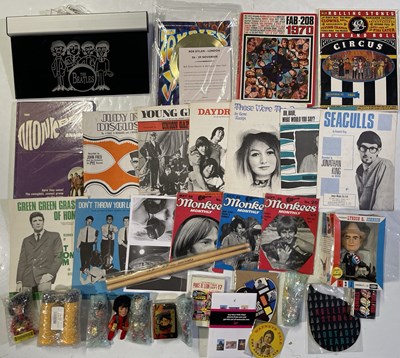 Lot 42 - THE BEATLES - MEMORABILIA AND COLLECTABLES.