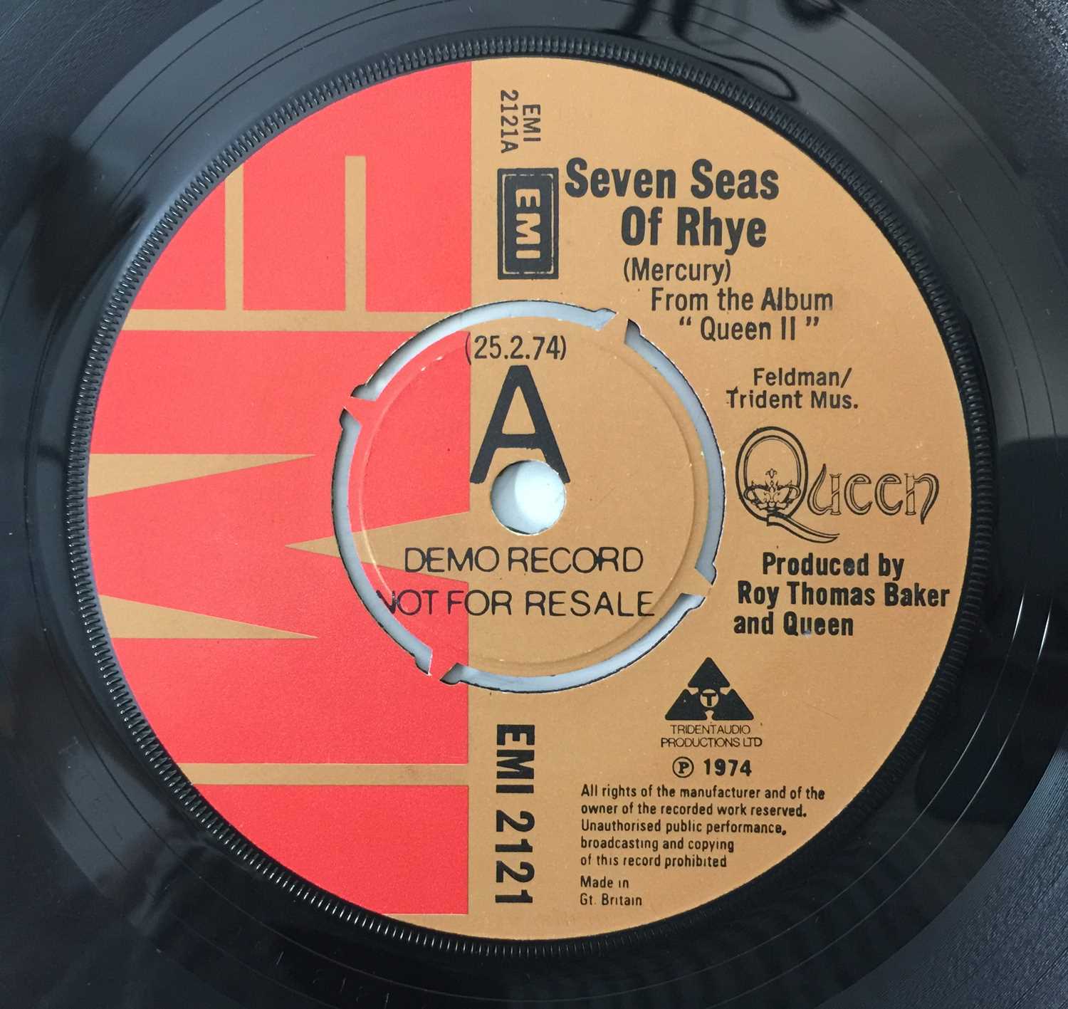 Lot 262 - QUEEN - SEVEN SEAS OF RHYE C/W SEE WHAT A FOOL I'VE BEEN 7" (DEMO - EMI 2121)