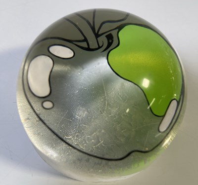 Lot 185 - APPLE BOUTIQUE - AN ORIGINAL PAPERWEIGHT.