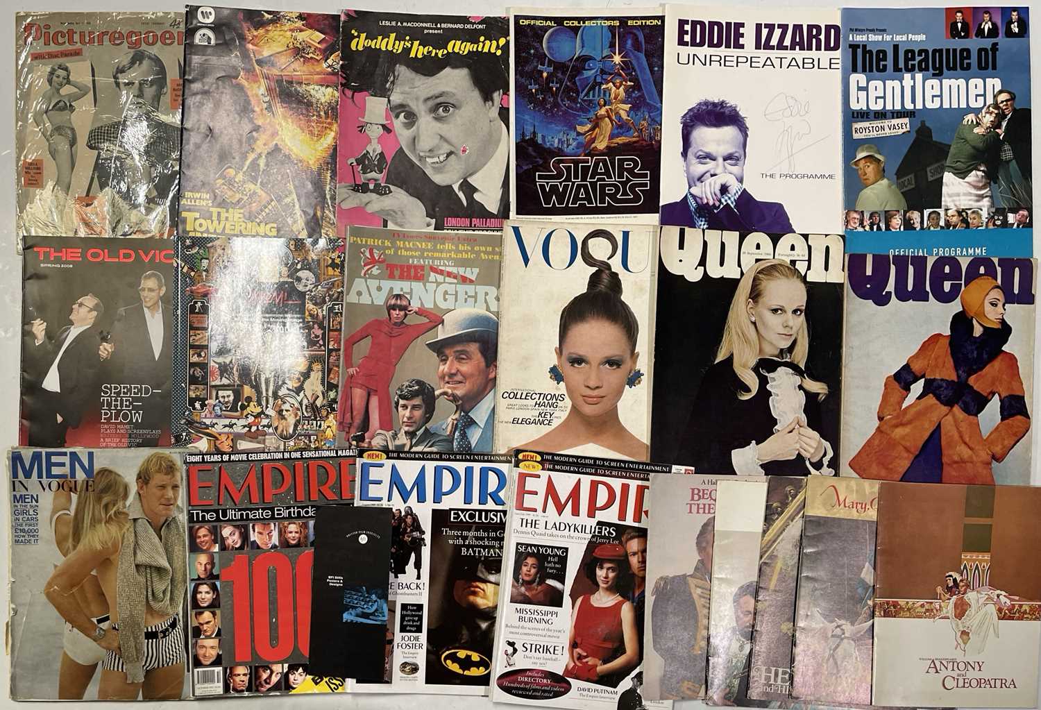 Lot 26 - VINTAGE MAGAZINES INC VOGUE / QUEEN / STAR WARS ETC.
