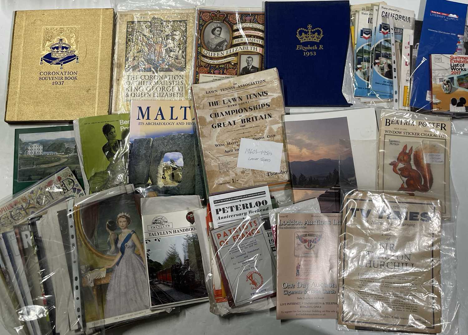 Lot 18 - COLLECTABLES INC ART BOOKS / VINTAGE POSTCARDS.