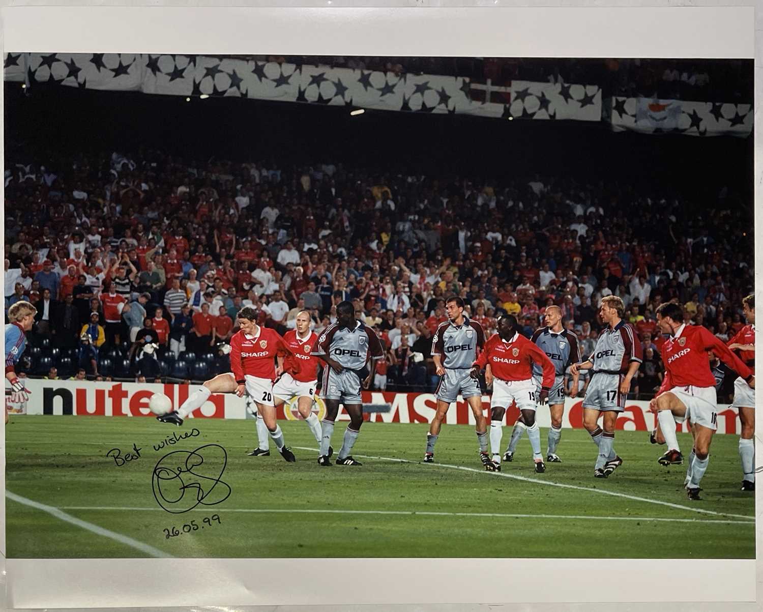 Lot 247 - MANCHESTER UNITED - OLE GUNNAR SOLSKJAER SIGNED 1999 PHOTOGRAPH.