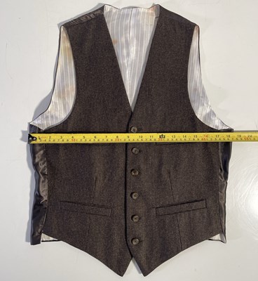 Lot 52 - PEAKY BLINDERS - CILLIAN MURPHY AS TOMMY SHELBY - LIKELY SCREEN WORN SUIT AND SHIRT.