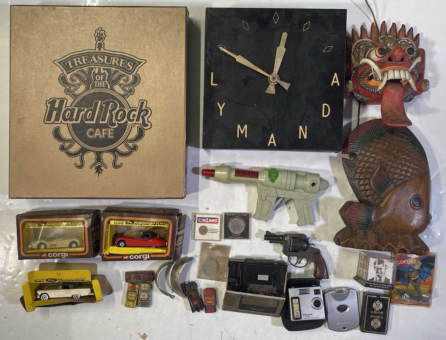 Lot 21 - ASSORTED COLLECTABLES INC CLOCK / SCULPTURES.